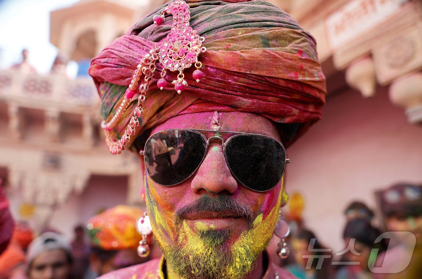 본문 이미지 - 9일 인도 우타르프라데시 주 난가온 마을의 사원 안에서 한 힌두교 신자가 봄 색채 축제인 라트마르 홀리(Lathmar Holi) 축제에 참여하고 있다. ⓒ 로이터=뉴스1