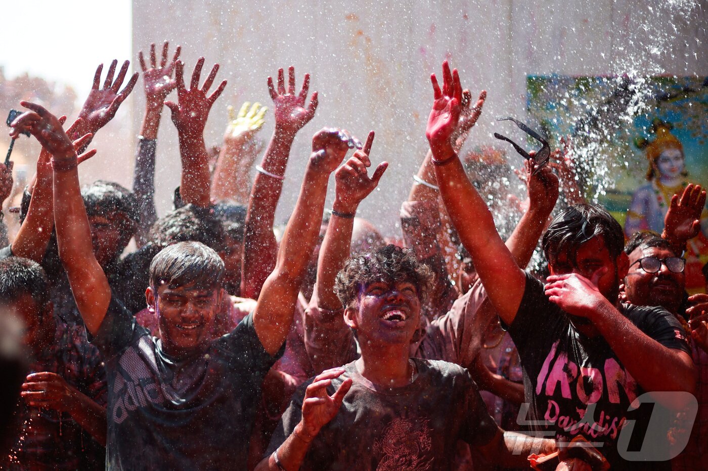 본문 이미지 - 9일 인도 우타르프라데시 주 난가온 마을의 사원 안에서 힌두교 신자들이 봄 색채 축제인 라트마르 홀리(Lathmar Holi) 축제에 참여하고 있다. ⓒ 로이터=뉴스1
