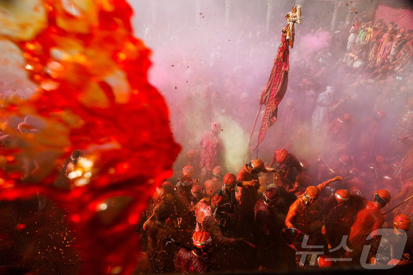 본문 이미지 - 9일 인도 우타르프라데시 주 난가온 마을의 사원 안에서 힌두교 신자들이 봄 색채 축제인 라트마르 홀리(Lathmar Holi) 축제에 참여하고 있다. ⓒ 로이터=뉴스1