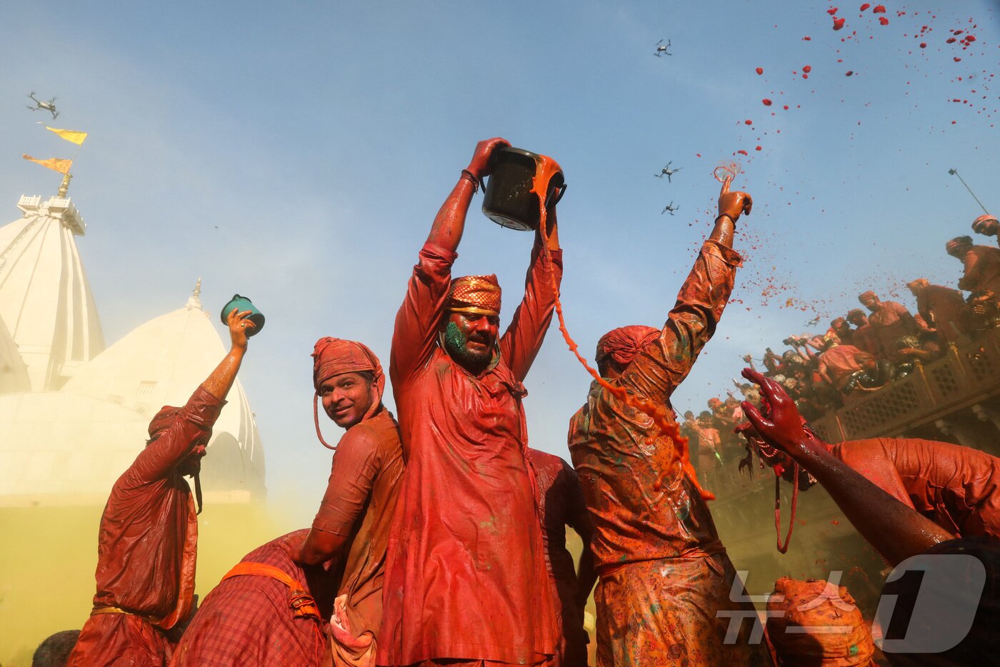 본문 이미지 - 9일 인도 우타르프라데시 주 난가온 마을의 사원 안에서 힌두교 신자들이 봄 색채 축제인 라트마르 홀리(Lathmar Holi) 축제에 참여하고 있다. ⓒ 로이터=뉴스1