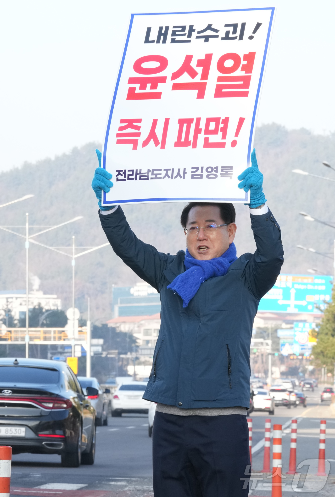 (무안=뉴스1) 전원 기자 = 11일 오전 김영록 전남도지사가 전남 무안군에 위치한 전남도청 앞 사거리에서 윤석열의 파면을 촉구하는 1인 시위를 진행하고 있다.(독자 제공. 재판매 …