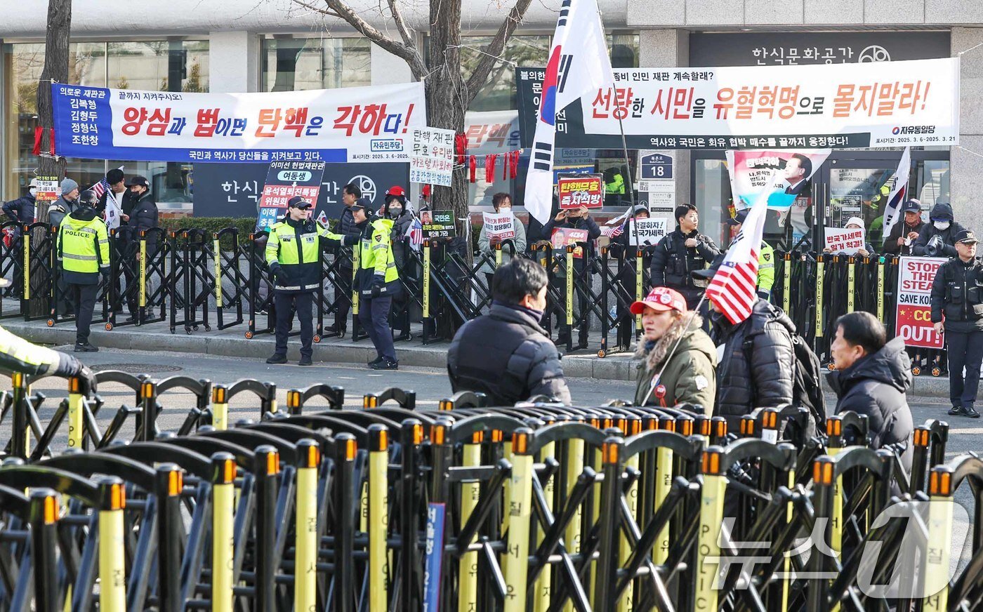 본문 이미지 - 윤석열 대통령 지지자들이 11일 서울 종로구 헌법재판소 앞에서 탄핵 반대 농성을 이어가고 있다. 2025.3.11/뉴스1 ⓒ News1 민경석 기자