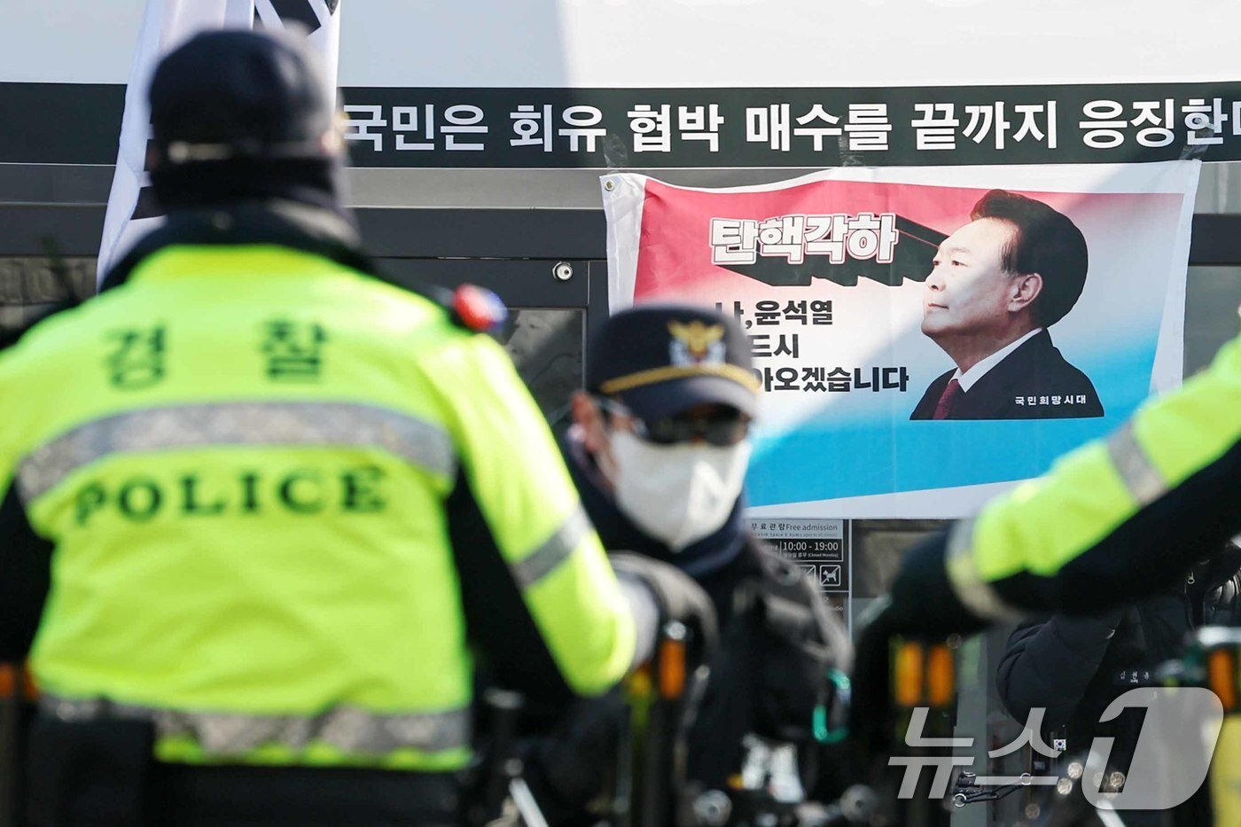 본문 이미지 - 윤석열 대통령 지지자들이 11일 서울 종로구 헌법재판소 앞에서 탄핵 반대 농성을 이어가고 있다. 2025.3.11/뉴스1 ⓒ News1 민경석 기자