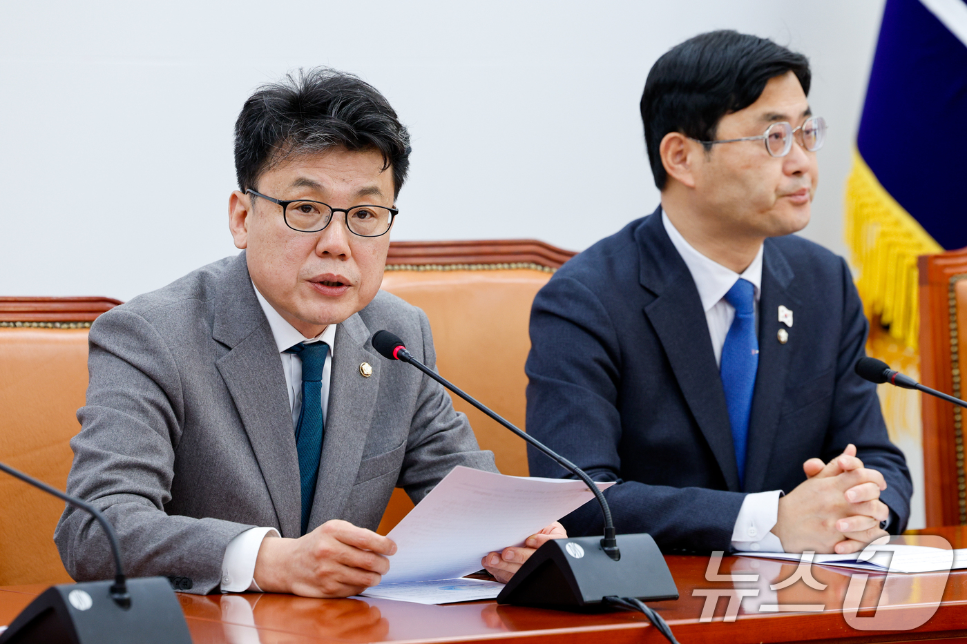 공공기관운영법 개정 추진 밝히는 진성준 - 뉴스1