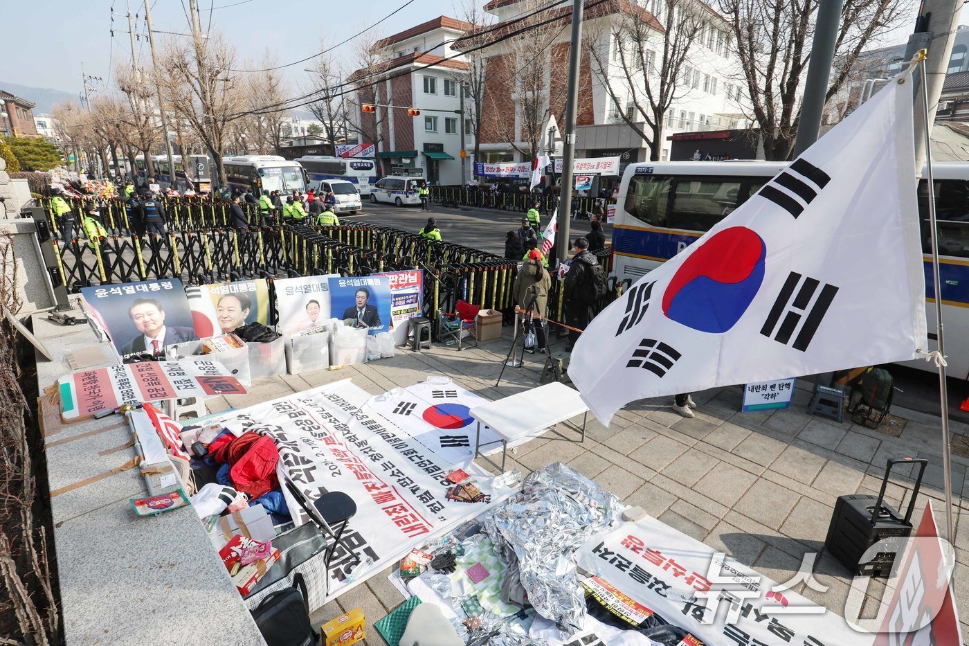 본문 이미지 - 윤석열 대통령 지지자들이 11일 서울 종로구 헌법재판소 앞에서 탄핵 반대 농성을 이어가고 있다. 2025.3.11/뉴스1 ⓒ News1 민경석 기자