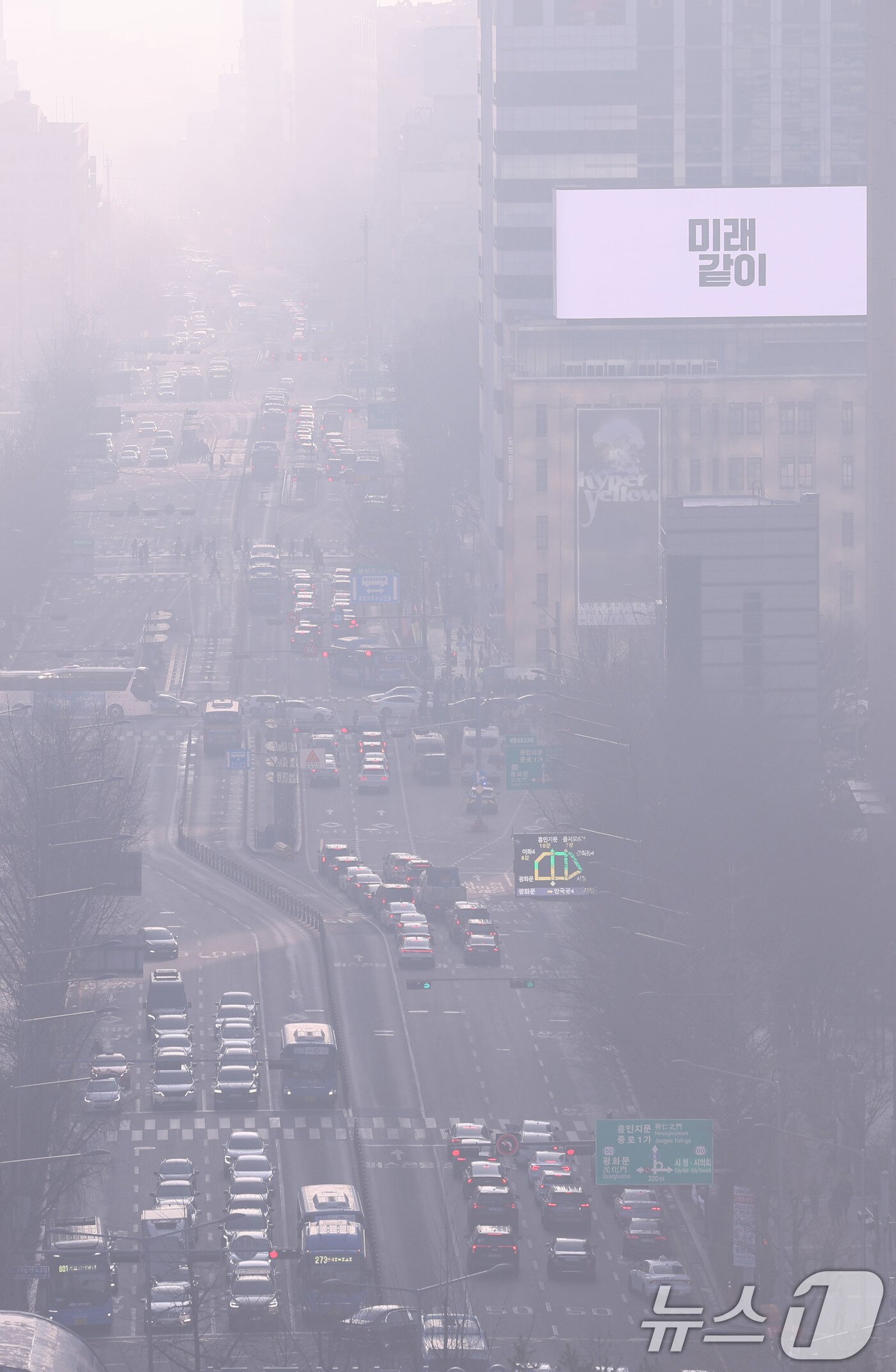 본문 이미지 - 미세먼지 저감조치가 시행된 11일 서울 종로구 서울시교육청에서 바라본 종로 일대가 뿌옇게 보이고 있다.  2025.3.11/뉴스1 ⓒ News1 박지혜 기자