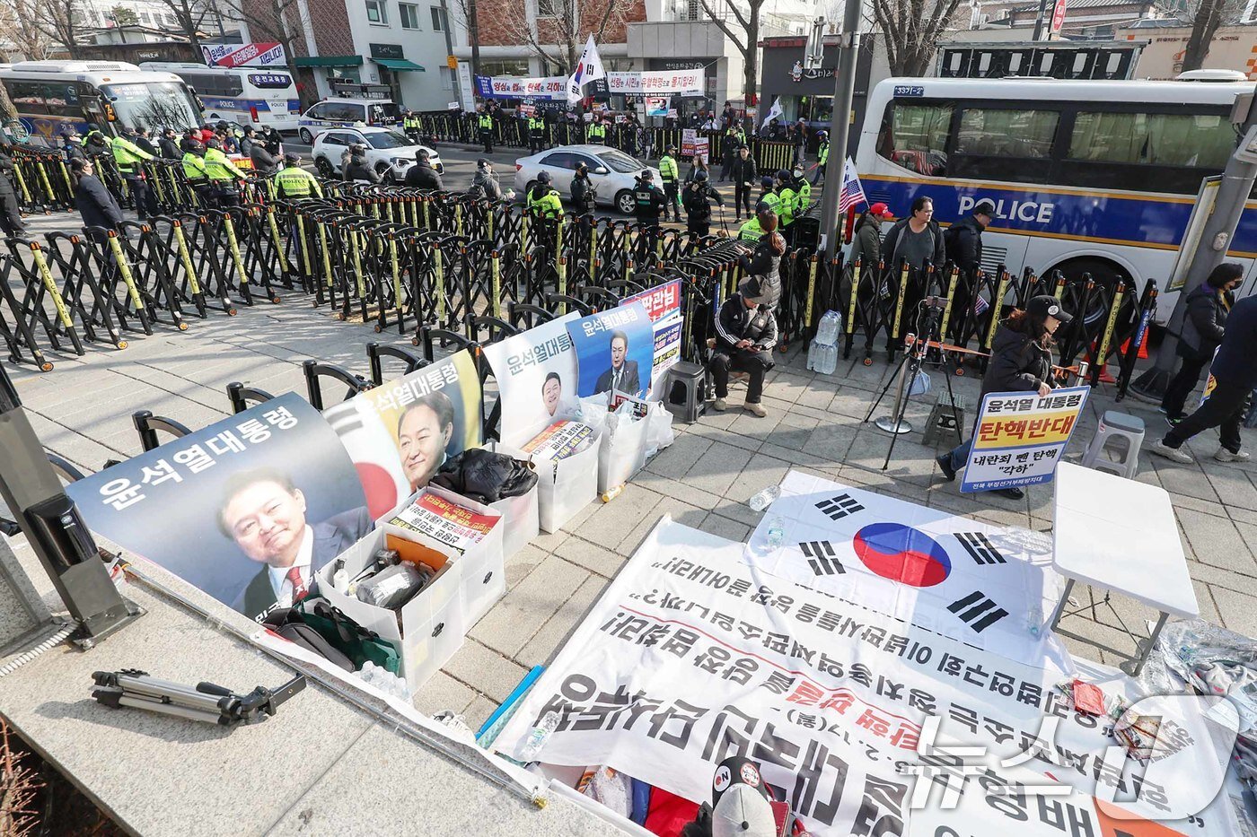 본문 이미지 - 윤석열 대통령 지지자들이 11일 서울 종로구 헌법재판소 앞에서 탄핵 반대 농성을 이어가고 있다. 2025.3.11/뉴스1 ⓒ News1 민경석 기자