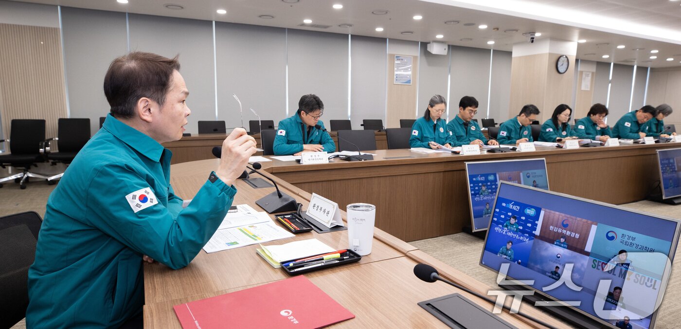 본문 이미지 - 이병화 환경부차관이 미세먼지 비상저감조치 발령에 따라 11일 오전 정부세종청사에서 3개 시‧도 및 10개 관계부처 합동 상황점검회의를 주재하며 국민 건강보호와 안전을 위해 각 부문별 저감조치를 철저하게 이행해 줄 것을 당부하고 있다. (환경부 제공. 재판매 및 DB 금지) 2025.3.11/뉴스1