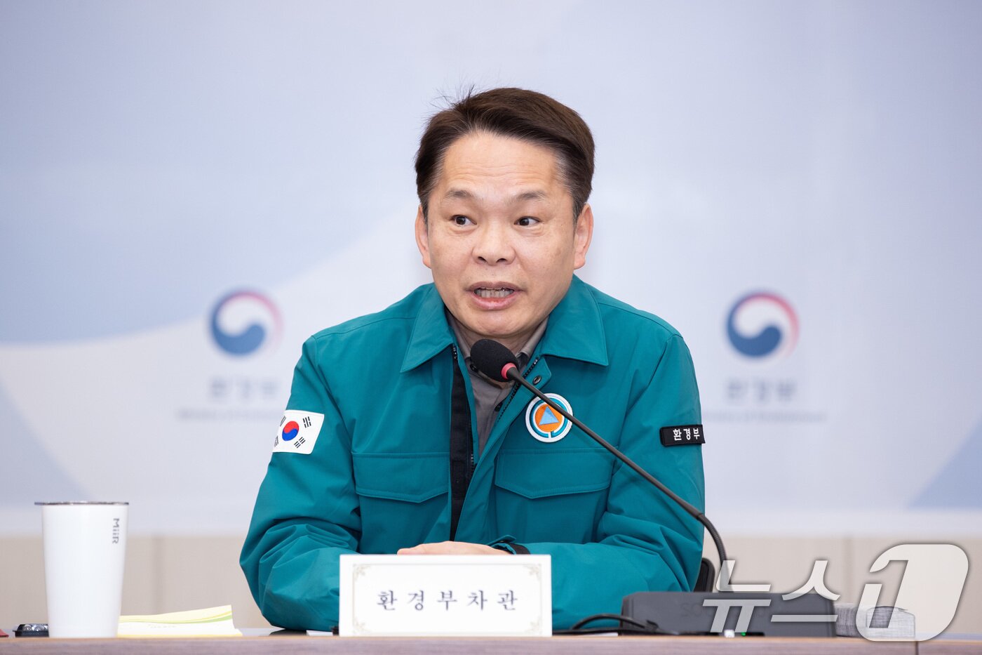 본문 이미지 - 이병화 환경부차관이 미세먼지 비상저감조치 발령에 따라 11일 오전 정부세종청사에서 3개 시‧도 및 10개 관계부처 합동 상황점검회의를 주재하며 국민 건강보호와 안전을 위해 각 부문별 저감조치를 철저하게 이행해 줄 것을 당부하고 있다. (환경부 제공. 재판매 및 DB 금지) 2025.3.11/뉴스1