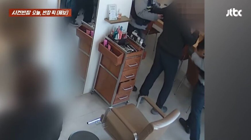 본문 이미지 - 경찰에 제지당하는 남성. (JTBC '사건반장')