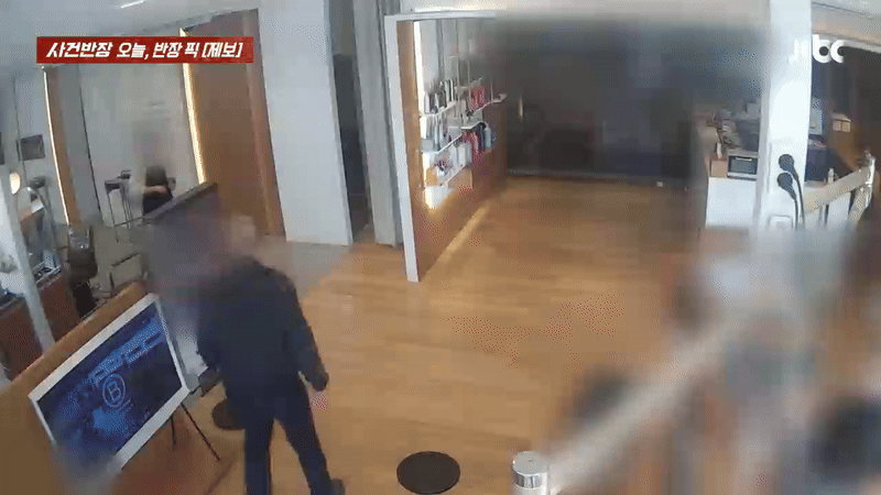 본문 이미지 - 만류하는 점장의 팔을 뿌리치고 위협하는 남성. (JTBC '사건반장')