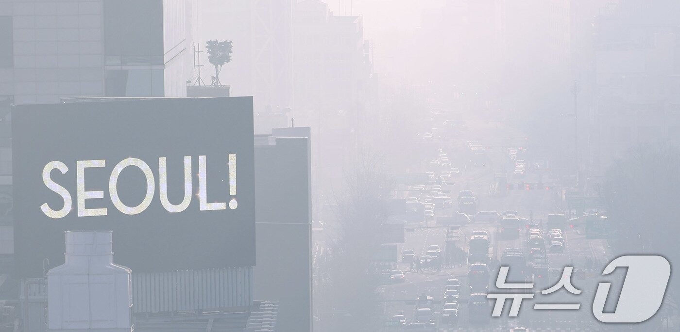본문 이미지 - 미세먼지 저감조치가 시행된 11일 서울 종로구 서울시교육청에서 바라본 종로 일대가 뿌옇게 보이고 있다. 2025.3.11/뉴스1 ⓒ News1 박지혜 기자