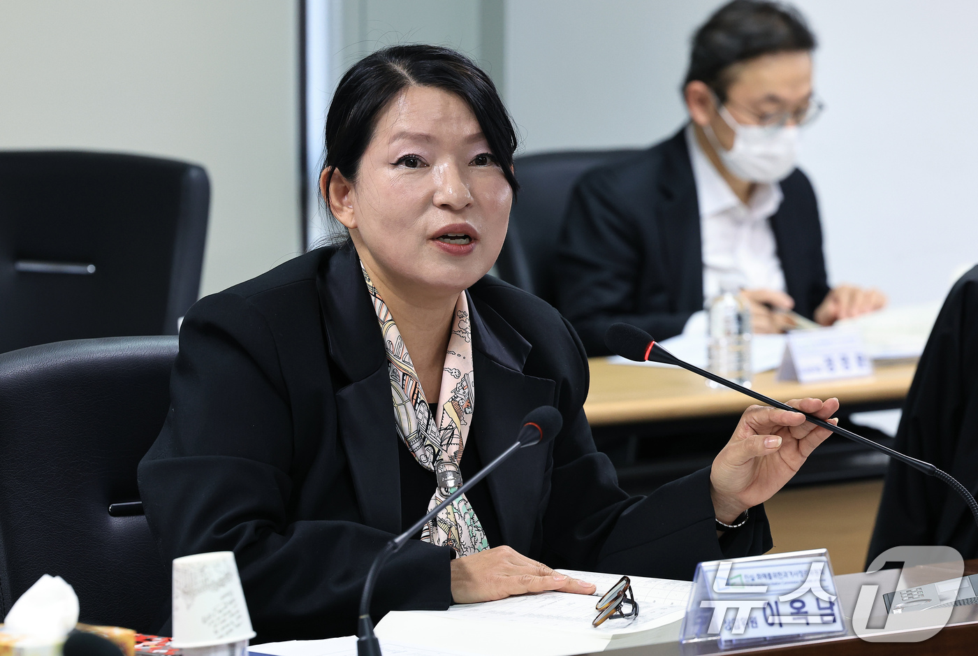 (서울=뉴스1) 박정호 기자 = 이옥남 진실화해를위한과거사정리위원회 상임위원이 11일 오전 서울 중구 진실화해를위한과거사정리위원회 대회의실에서 열린 100차 위원회 회의에서 발언을 …