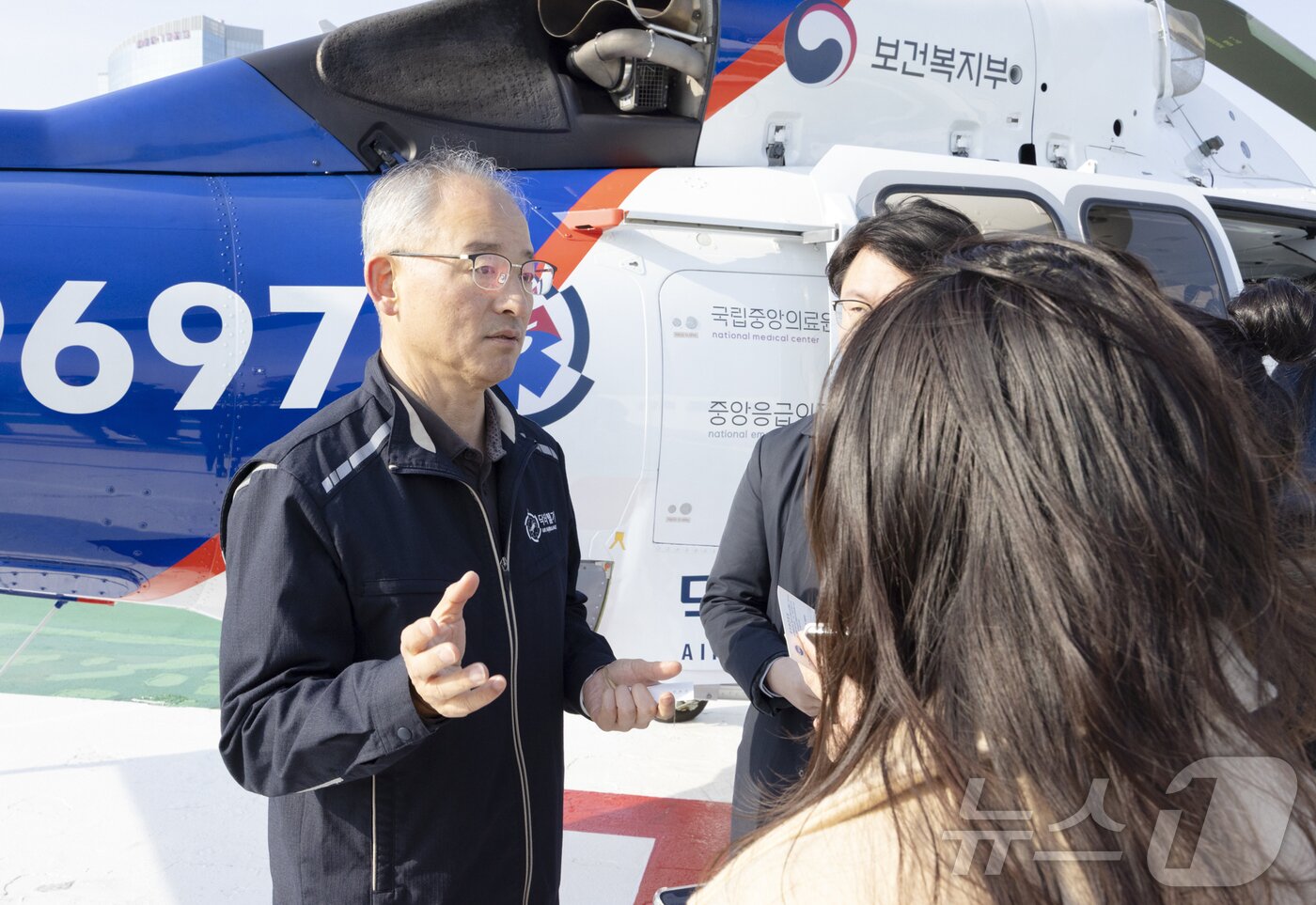 본문 이미지 - 보건복지부 출입기자 등 취재진에게 제주한라병원의 닥터헬기를 소개하고 있는 구홍두 응급의학과 전문의.&#40;보건복지부 제공&#41;