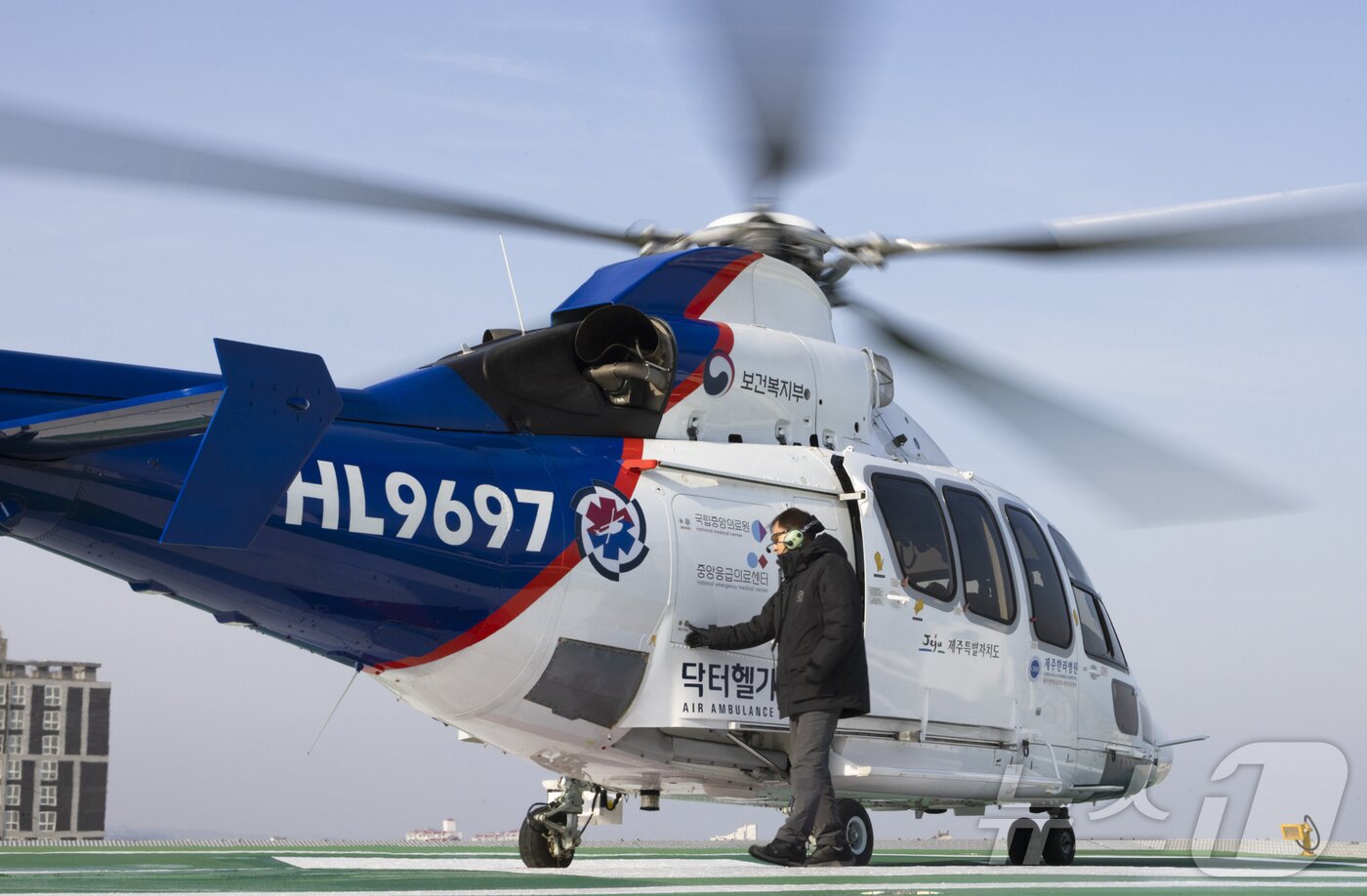본문 이미지 - 제주한라병원의 닥터헬기.&#40;보건복지부 제공&#41;