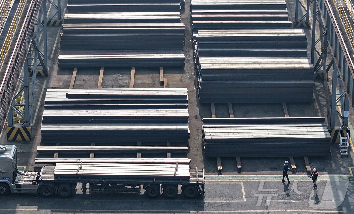 본문 이미지 - 미국 정부가 오는 12일(현지시간)부터 한국을 포함한 모든 국가의 철강‧알루미늄 제품에 25% 일괄 관세를 부과할 예정이다. 사진은 11일 인천 시내 한 철강제조 공장의 모습. 2025.3.11/뉴스1 ⓒ News1 김도우 기자