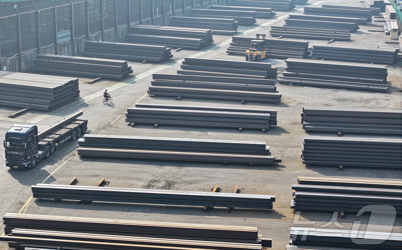 본문 이미지 - 미국 정부가 오는 12일(현지시간)부터 한국을 포함한 모든 국가의 철강‧알루미늄 제품에 25% 일괄 관세를 부과할 예정이다. 사진은 11일 인천 시내 한 철강제조 공장의 모습. 2025.3.11/뉴스1 ⓒ News1 김도우 기자