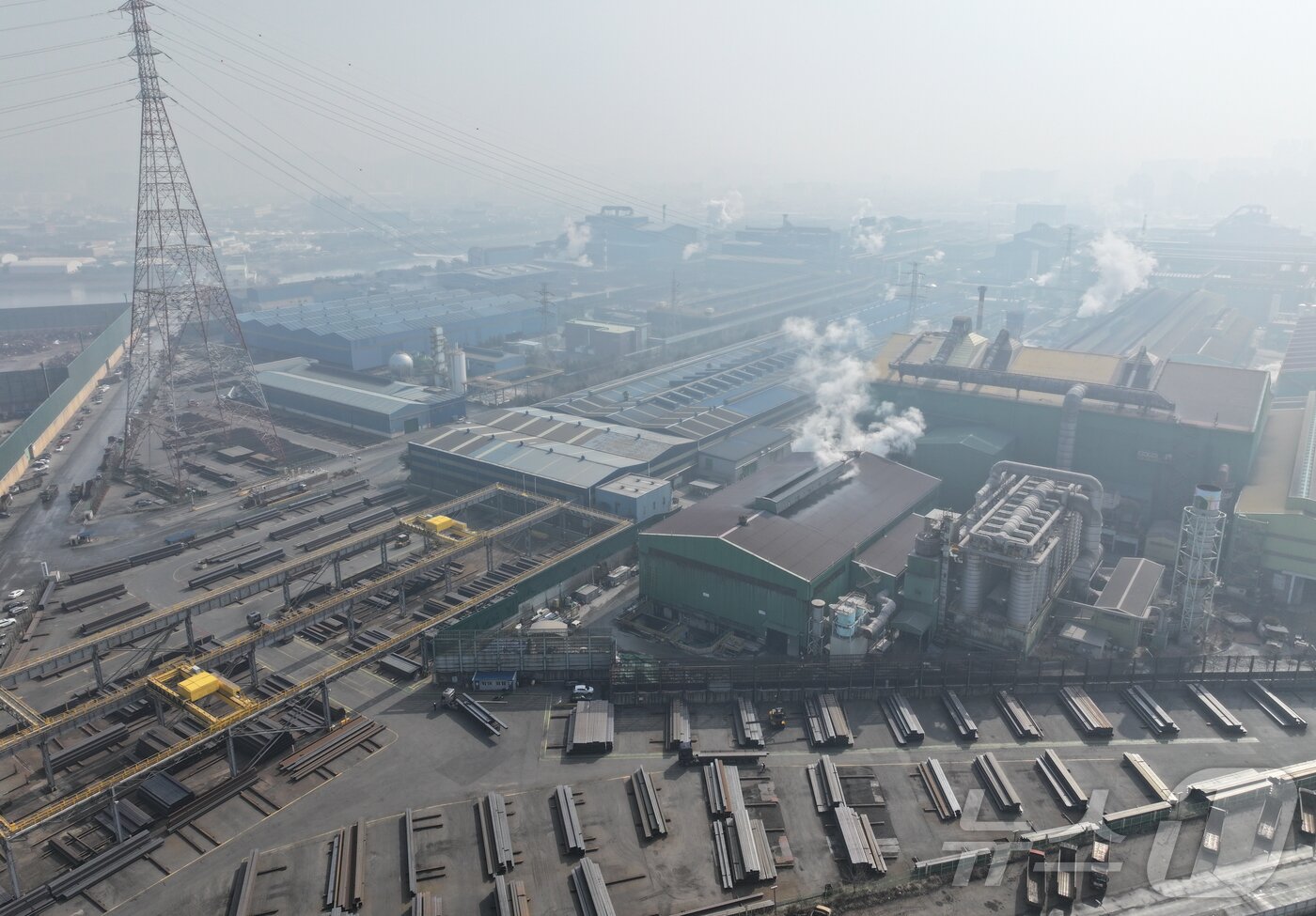 본문 이미지 - 미국 정부가 오는 12일(현지시간)부터 한국을 포함한 모든 국가의 철강‧알루미늄 제품에 25% 일괄 관세를 부과할 예정이다. 사진은 11일 인천 시내 한 철강제조 공장의 모습. 2025.3.11/뉴스1 ⓒ News1 김도우 기자