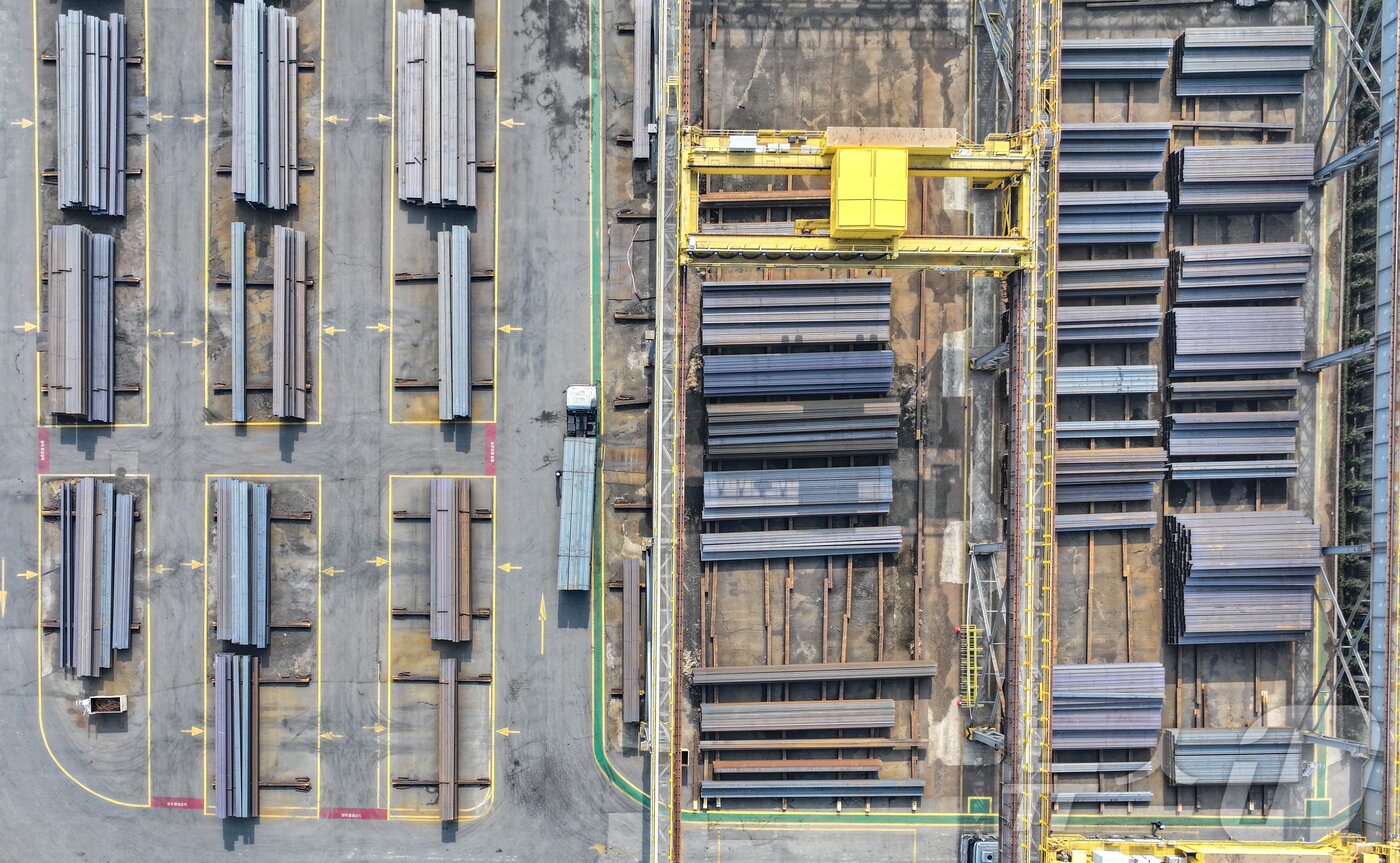 본문 이미지 - 미국 정부가 오는 12일(현지시간)부터 한국을 포함한 모든 국가의 철강‧알루미늄 제품에 25% 일괄 관세를 부과할 예정이다. 사진은 11일 인천 시내 한 철강제조 공장의 모습. 2025.3.11/뉴스1 ⓒ News1 김도우 기자