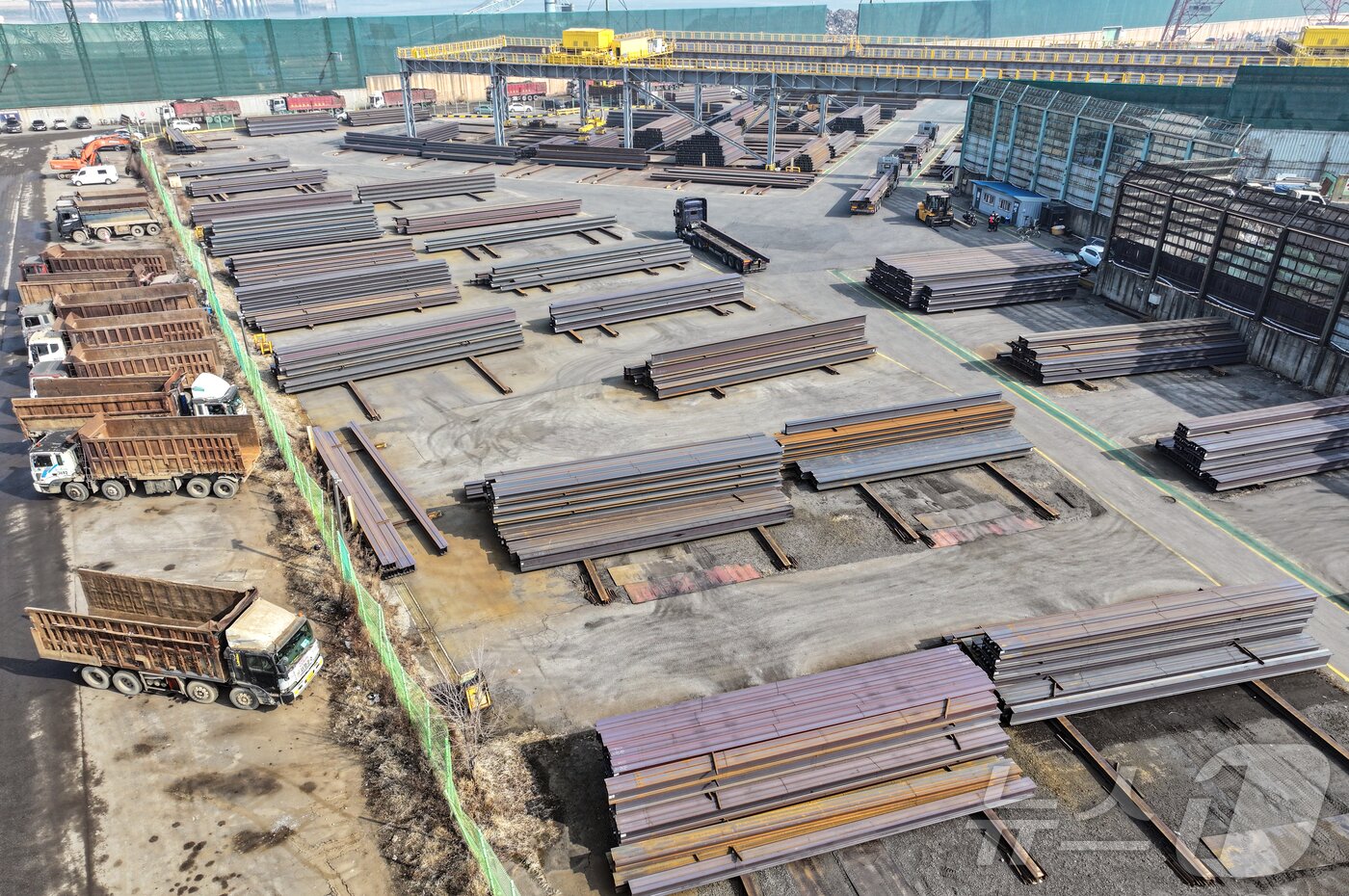 본문 이미지 - 미국 정부가 오는 12일(현지시간)부터 한국을 포함한 모든 국가의 철강‧알루미늄 제품에 25% 일괄 관세를 부과할 예정이다. 사진은 11일 인천 시내 한 철강제조 공장의 모습. 2025.3.11/뉴스1 ⓒ News1 김도우 기자