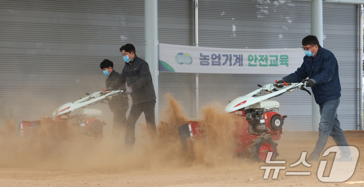 (화성=뉴스1) 김영운 기자 = 제10회 흙의 날인 11일 오전 경기 화성시 경기도농업기술원 농업기술교육센터 실습장에서 관계자가 앞으로 있을 교육에 대비해 겨우내 창고에 있던 농기 …