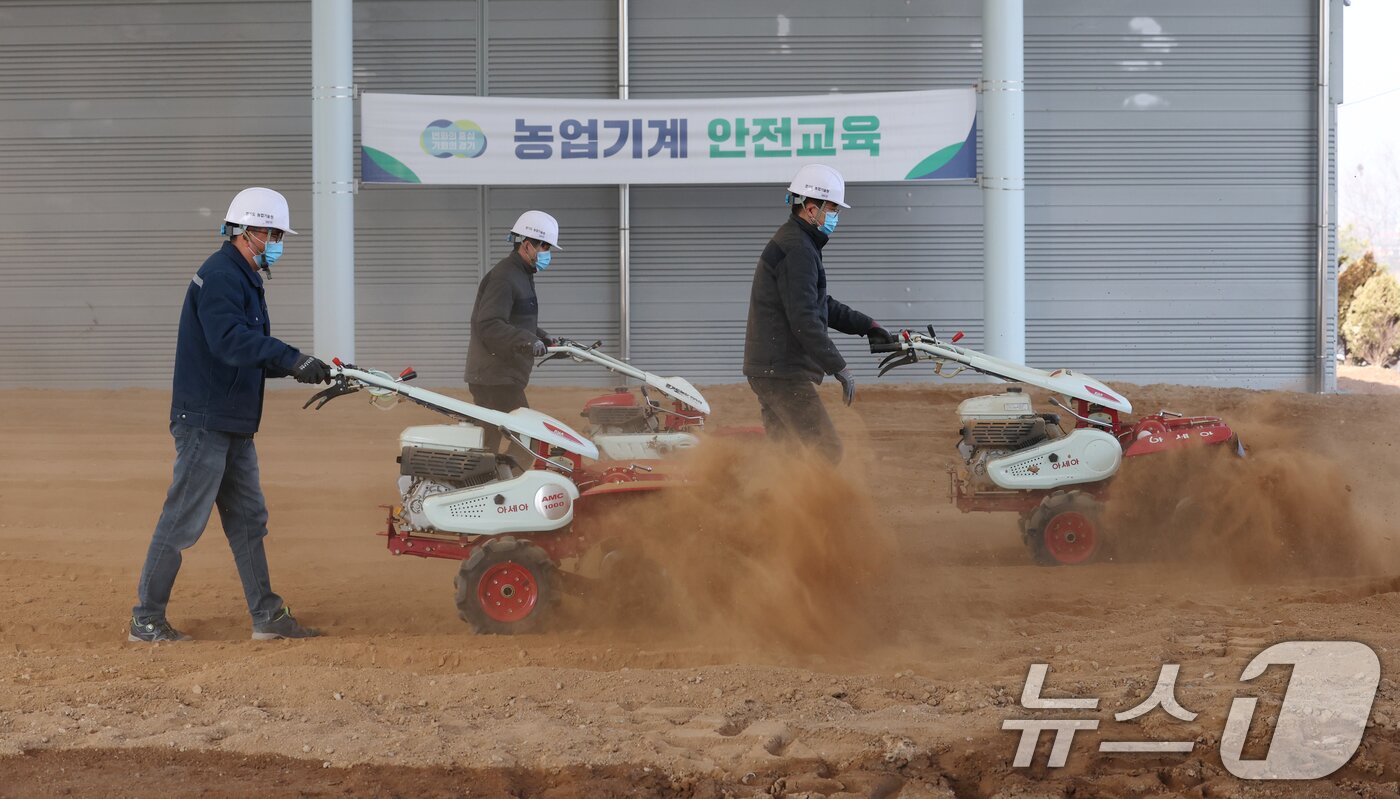 본문 이미지 - 제10회 흙의 날인 11일 오전 경기 화성시 경기도농업기술원 농업기술교육센터 실습장에서 관계자가 앞으로 있을 교육에 대비해 겨우내 창고에 있던 농기계를 점검하고 있다. 2025.3.11/뉴스1 ⓒ News1 김영운 기자