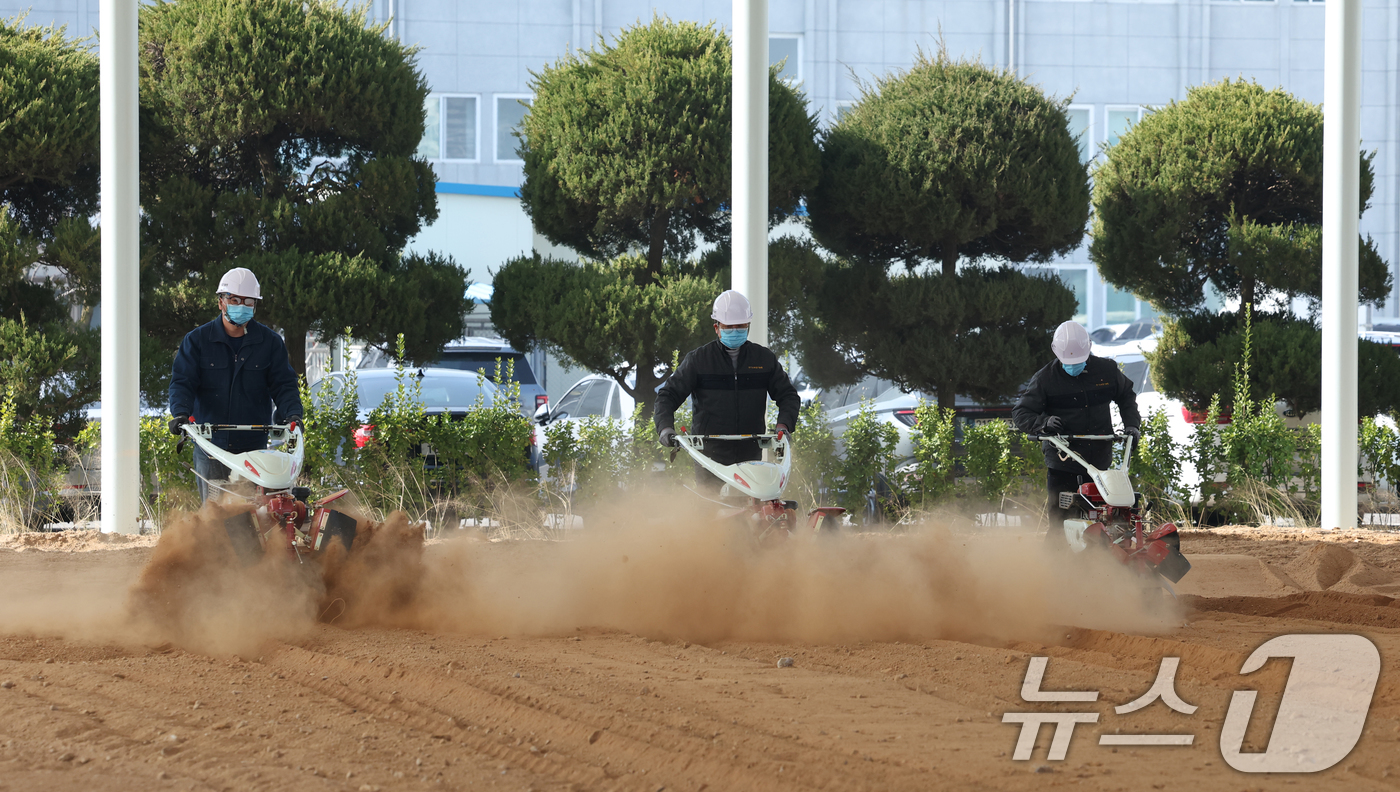 (화성=뉴스1) 김영운 기자 = 제10회 흙의 날인 11일 오전 경기 화성시 경기도농업기술원 농업기술교육센터 실습장에서 관계자가 앞으로 있을 교육에 대비해 겨우내 창고에 있던 농기 …