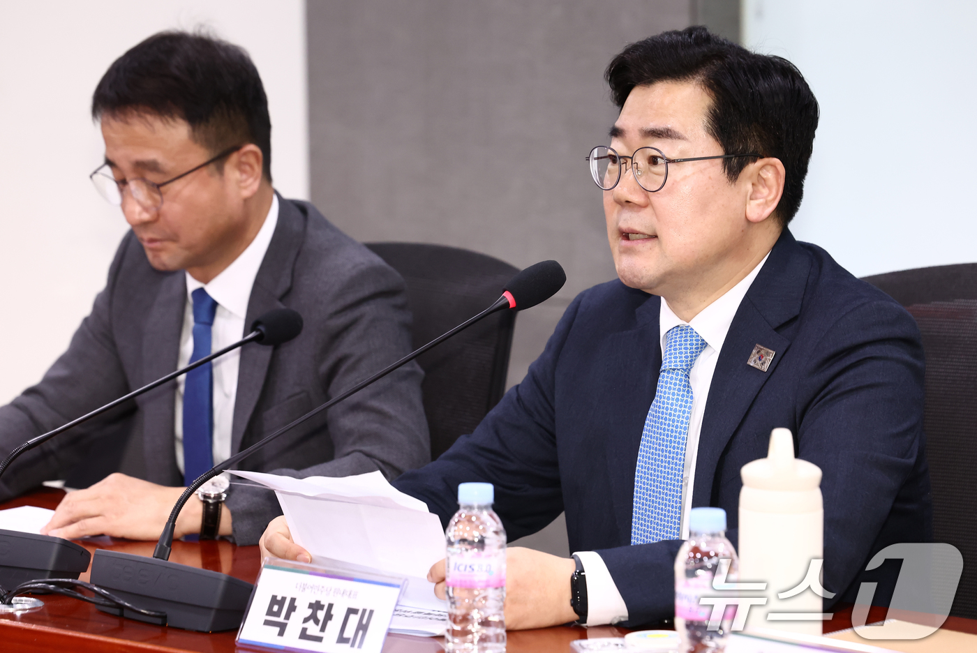 (서울=뉴스1) 김민지 기자 = 박찬대 더불어민주당 원내대표가 11일 오전 서울 여의도 국회에서 열린 재난재해대책특별위원회 발대식에서 인사말을 하고 있다. 왼쪽은 한병도 위원장. …