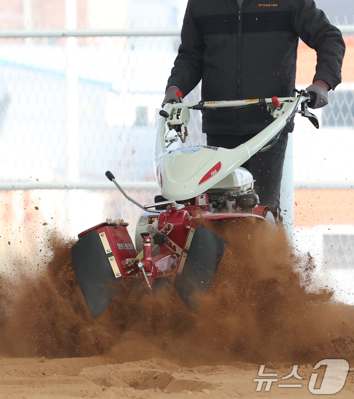 (화성=뉴스1) 김영운 기자 = 제10회 흙의 날인 11일 오전 경기 화성시 경기도농업기술원 농업기술교육센터 실습장에서 관계자가 앞으로 있을 교육에 대비해 겨우내 창고에 있던 농기 …