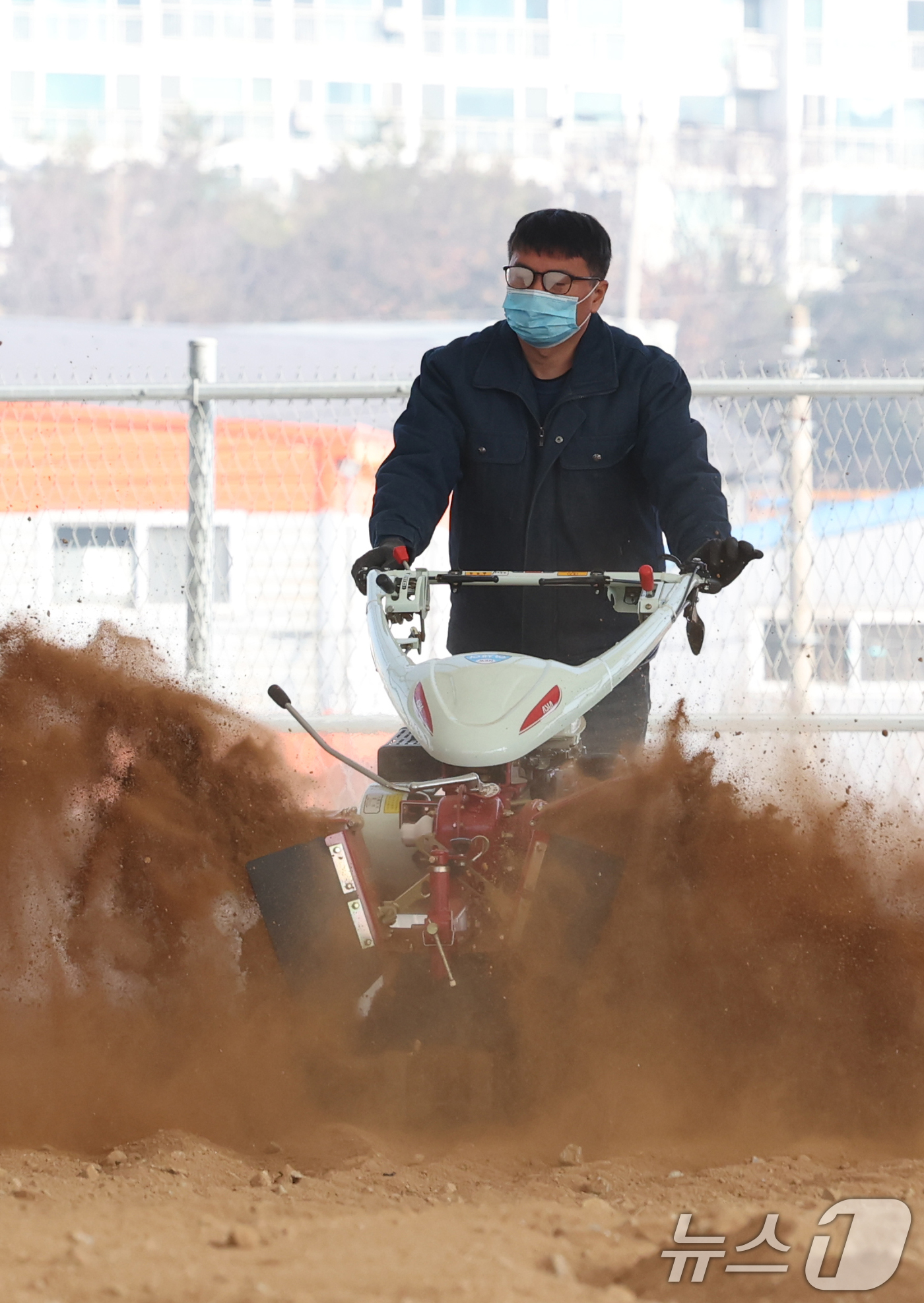 (화성=뉴스1) 김영운 기자 = 제10회 흙의 날인 11일 오전 경기 화성시 경기도농업기술원 농업기술교육센터 실습장에서 관계자가 앞으로 있을 교육에 대비해 겨우내 창고에 있던 농기 …