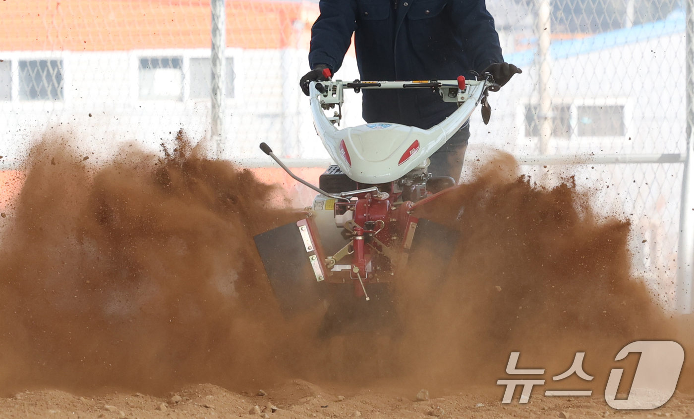 (화성=뉴스1) 김영운 기자 = 제10회 흙의 날인 11일 오전 경기 화성시 경기도농업기술원 농업기술교육센터 실습장에서 관계자가 앞으로 있을 교육에 대비해 겨우내 창고에 있던 농기 …