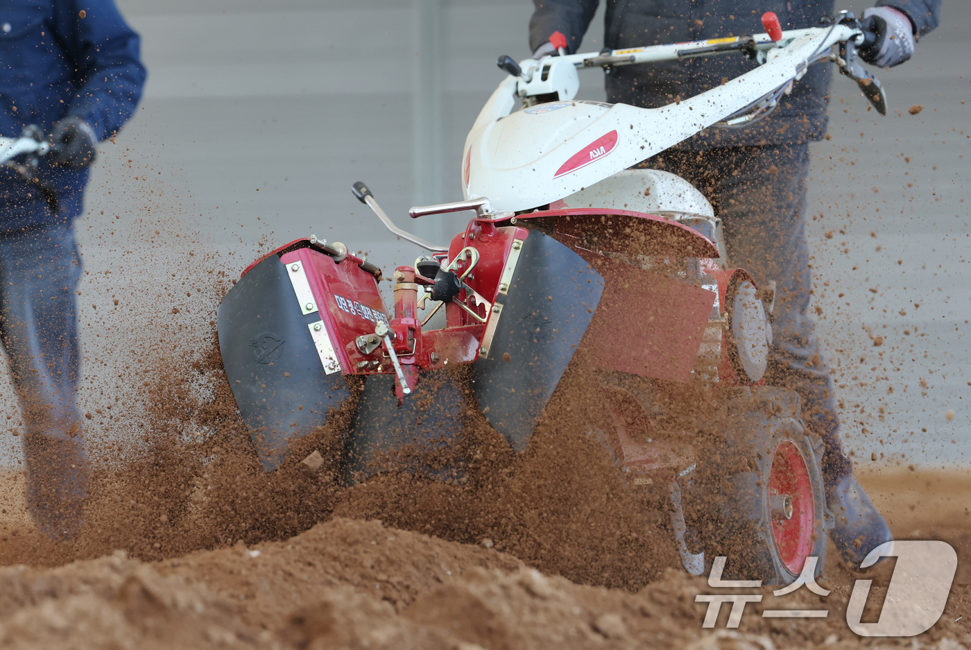 (화성=뉴스1) 김영운 기자 = 제10회 흙의 날인 11일 오전 경기 화성시 경기도농업기술원 농업기술교육센터 실습장에서 관계자가 앞으로 있을 교육에 대비해 겨우내 창고에 있던 농기 …