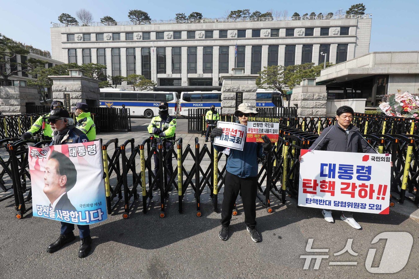 본문 이미지 - 윤석열 대통령 지지자들이 11일 서울 종로구 헌법재판소 앞에서 탄핵 반대 농성을 이어가고 있다. 2025.3.11/뉴스1 ⓒ News1 민경석 기자