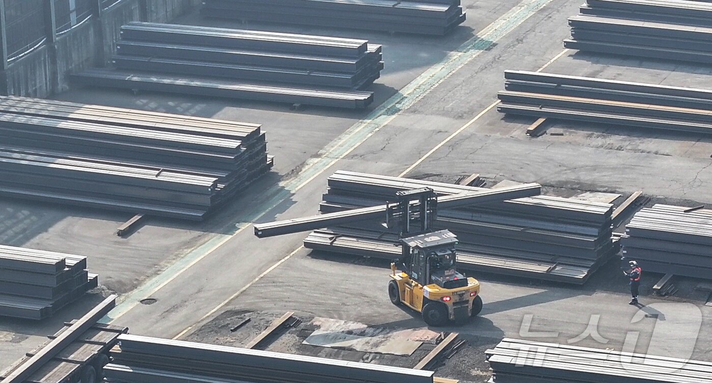 본문 이미지 - 미국 정부가 오는 12일(현지시간)부터 한국을 포함한 모든 국가의 철강‧알루미늄 제품에 25% 일괄 관세를 부과할 예정이다. 사진은 11일 인천 시내 한 철강제조 공장의 모습. 2025.3.11/뉴스1 ⓒ News1 김도우 기자