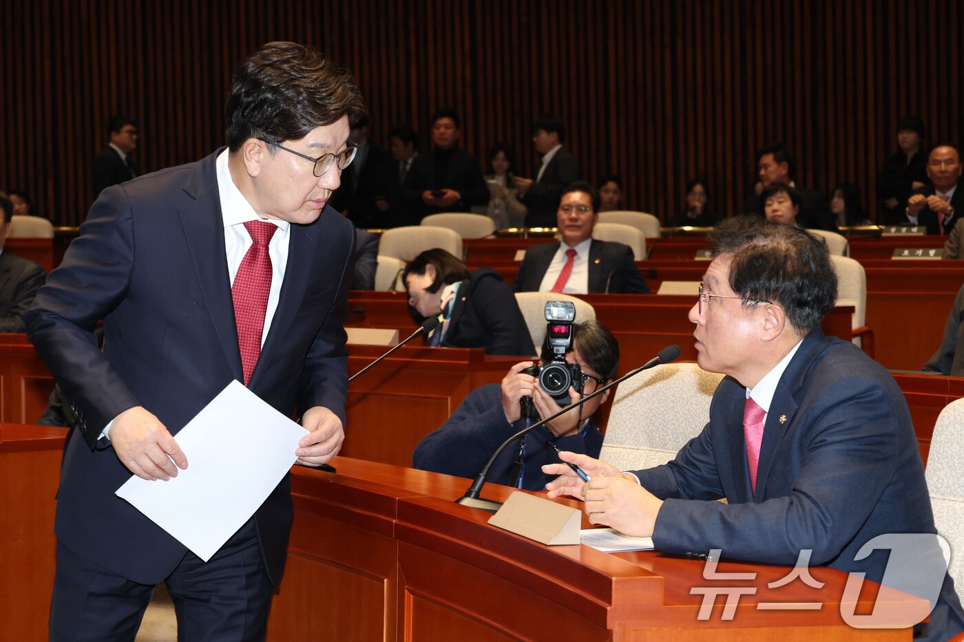 본문 이미지 - 권성동 국민의힘 원내대표와 박형수 원내수석부대표가 11일 오전 서울 여의도 국회에서 열린 의원총회에서 대화하고 있다. 2025.3.11/뉴스1 ⓒ News1 이광호 기자