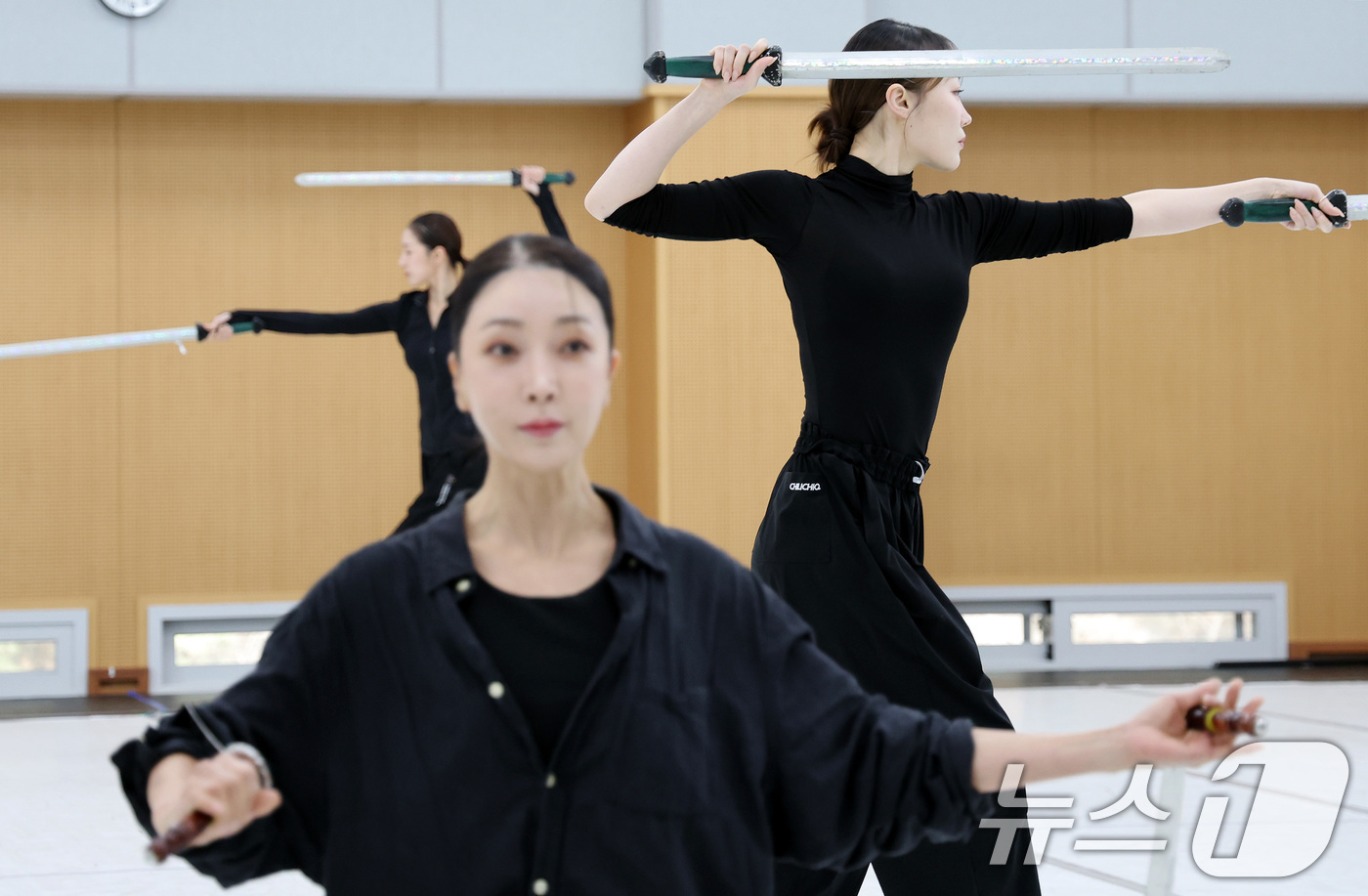 (서울=뉴스1) 이동해 기자 = 11일 오전 서울 중구 국립극장에서 열린 신작 ‘미인’ 연습실 공개 행사에서 국립무용단 무용수들이 주요장면인 칼춤을 선보이며 멋스러운 춤사위를 표현 …