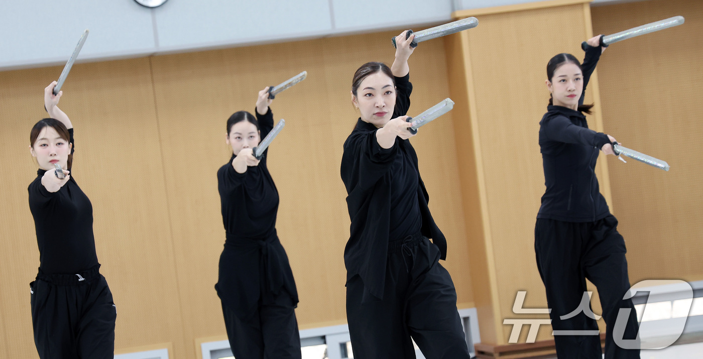 (서울=뉴스1) 이동해 기자 = 11일 오전 서울 중구 국립극장에서 열린 신작 ‘미인’ 연습실 공개 행사에서 국립무용단 무용수들이 주요장면인 칼춤을 선보이며 멋스러운 춤사위를 표현 …