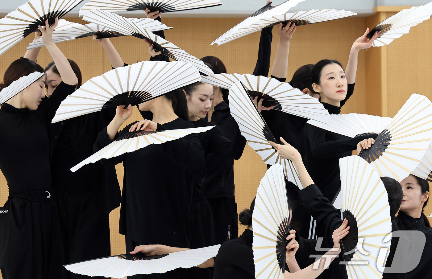 (서울=뉴스1) 이동해 기자 = 11일 오전 서울 중구 국립극장에서 열린 신작 ‘미인’ 연습실 공개 행사에서 국립무용단 무용수들이 주요장면인 부채춤을 선보이며 멋스러운 춤사위를 표 …