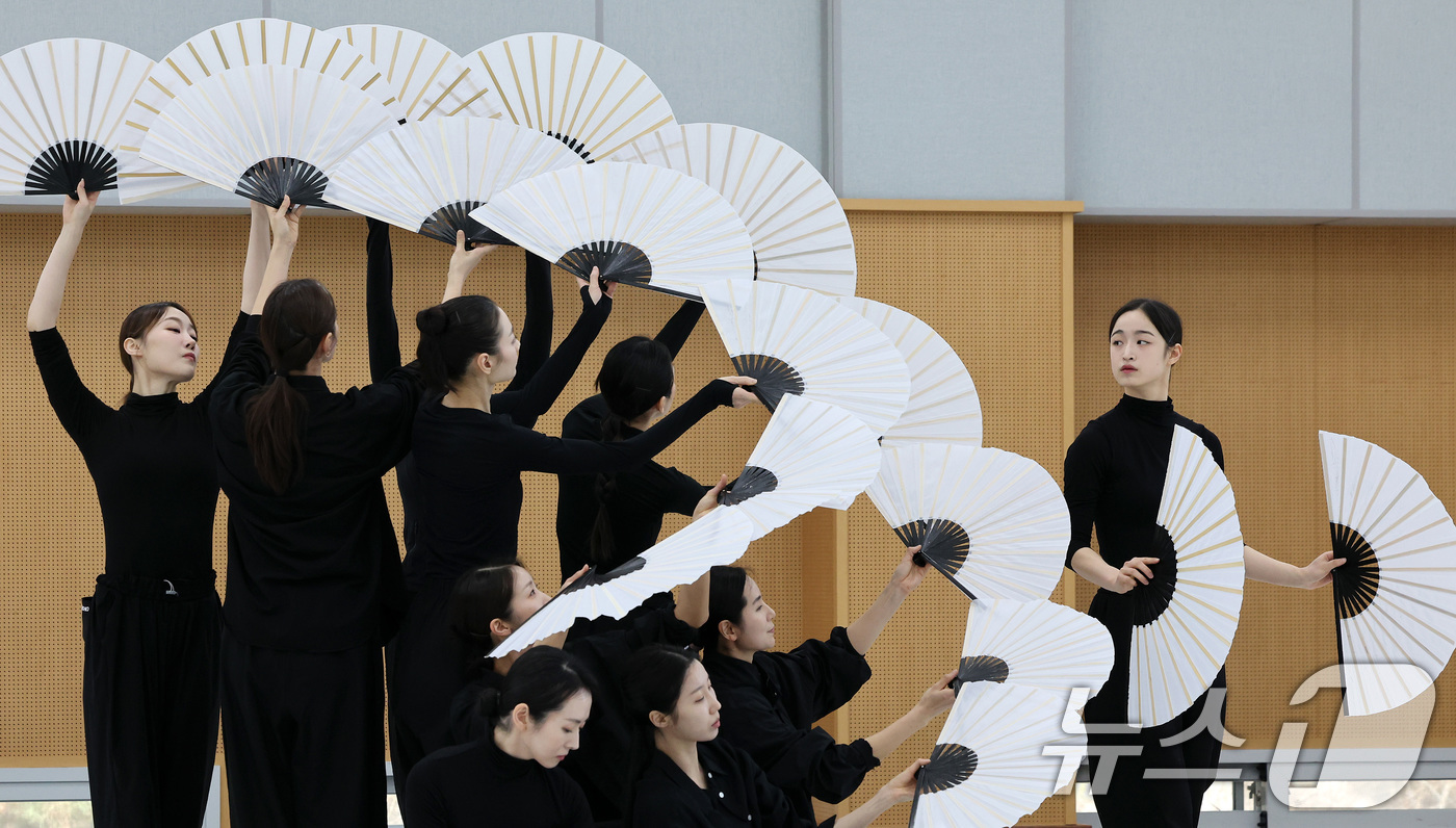 (서울=뉴스1) 이동해 기자 = 11일 오전 서울 중구 국립극장에서 열린 신작 ‘미인’ 연습실 공개 행사에서 국립무용단 무용수들이 주요장면인 부채춤을 선보이며 멋스러운 춤사위를 표 …