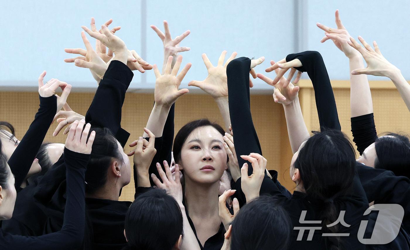 (서울=뉴스1) 이동해 기자 = 11일 오전 서울 중구 국립극장에서 열린 신작 ‘미인’ 연습실 공개 행사에서 국립무용단 무용수들이 주요장면인 산조와 살풀이를 선보이며 멋스러운 춤사 …