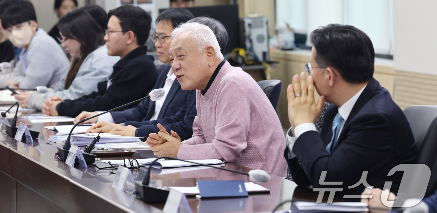 (서울=뉴스1) 임세영 기자 = 김한길 국민통합위원장이 11일 서울 종로구 정부서울청사에서 열린 청년마당 2기 성과보고회에서 인사말을 하고 있다. 2025.3.11/뉴스1