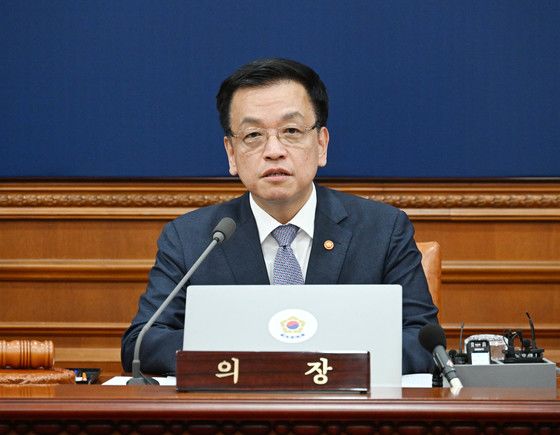 崔대행 "출산율 반등 지속에 역량 집중…계속고용·노후소득 강화"