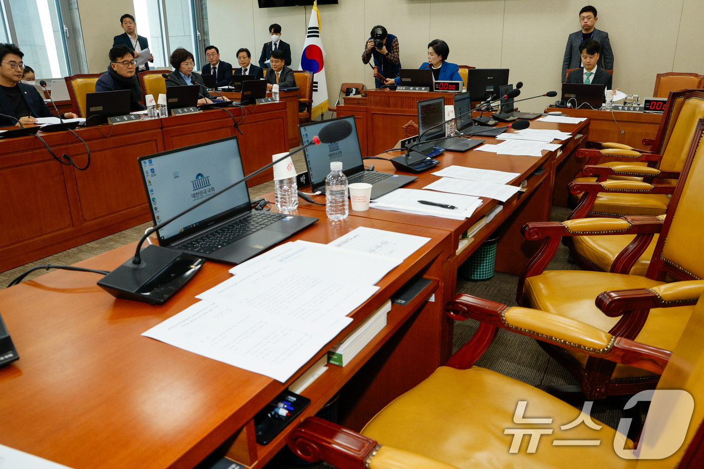 (서울=뉴스1) 안은나 기자 = 11일 서울 여의도 국회에서 열린 제423회국회(임시회) 제2차 과학기술정보방송통신위원회 전체회의에서 최민희 위원장이 여당 퇴장 속에 류희림 방송통 …