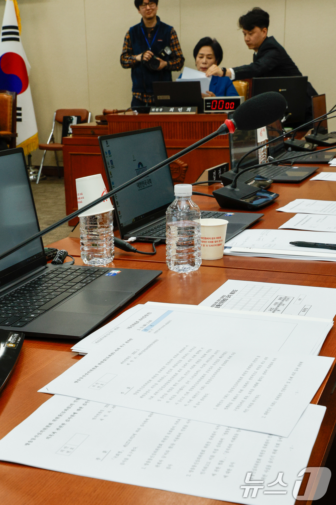 (서울=뉴스1) 안은나 기자 = 11일 서울 여의도 국회에서 열린 제423회국회(임시회) 제2차 과학기술정보방송통신위원회 전체회의에서 여당 위원 자리에 류희림 방송통신심의위원장 사 …