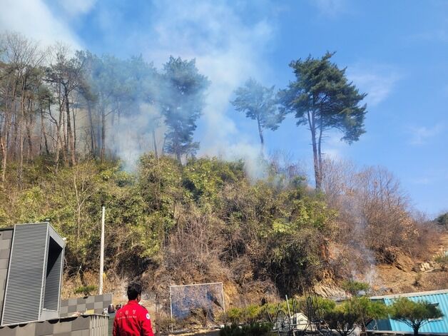 삼척 사유림서 산불…헬기 2대 투입해 진화 중