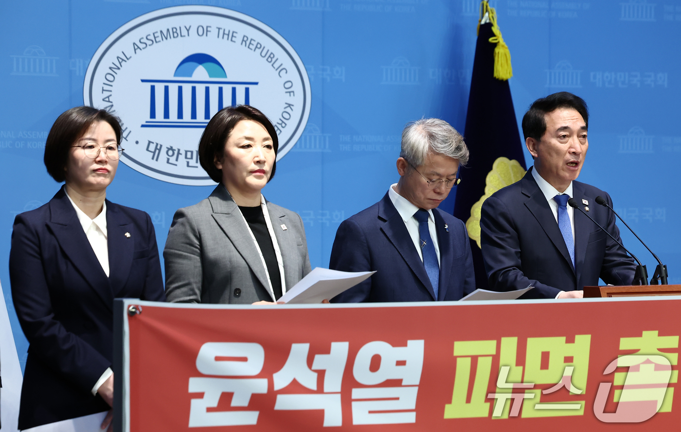 (서울=뉴스1) 김민지 기자 = 윤석열탄핵국회의원연대 소속 의원들이 11일 오전 서울 여의도 국회 소통관에서 윤석열 파면 촉구, 윤석열탄핵국회의원연대 단식농성 기자회견을 하고 있다 …