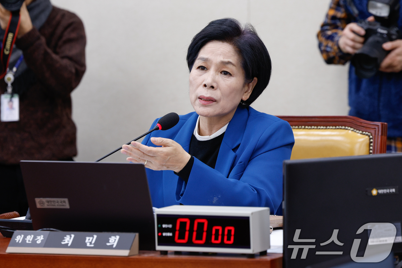 (서울=뉴스1) 안은나 기자 = 11일 서울 여의도 국회에서 열린 제423회국회(임시회) 제2차 과학기술정보방송통신위원회 전체회의에서 최민희 위원장이 류희림 방송통신심의위원장 고발 …