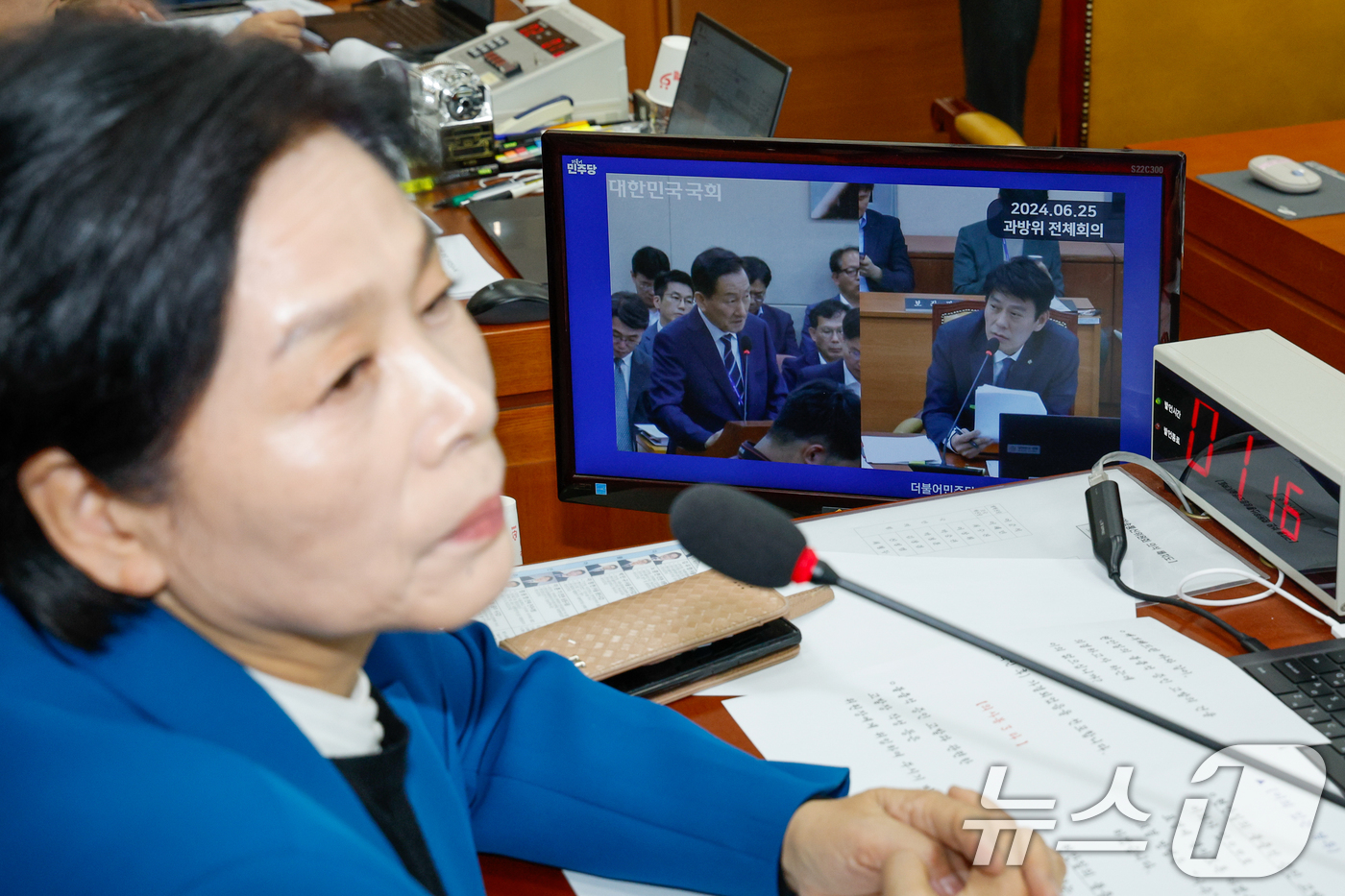 (서울=뉴스1) 안은나 기자 = 11일 서울 여의도 국회에서 열린 제423회국회(임시회) 제2차 과학기술정보방송통신위원회 전체회의에서 최민희 위원장이 류희림 방송통신심의위원장 고발 …