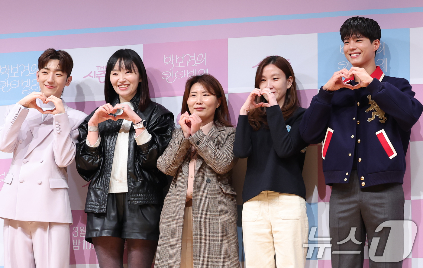 (서울=뉴스1) 권현진 기자 = 가수 정동환(왼쪽부터)과 최승희 PD, 배우 박보검, 최지나 PD, 손자연 PD가 11일 서울 영등포구 KBS에서 열린 음악 프로그램 '박보검의 칸 …