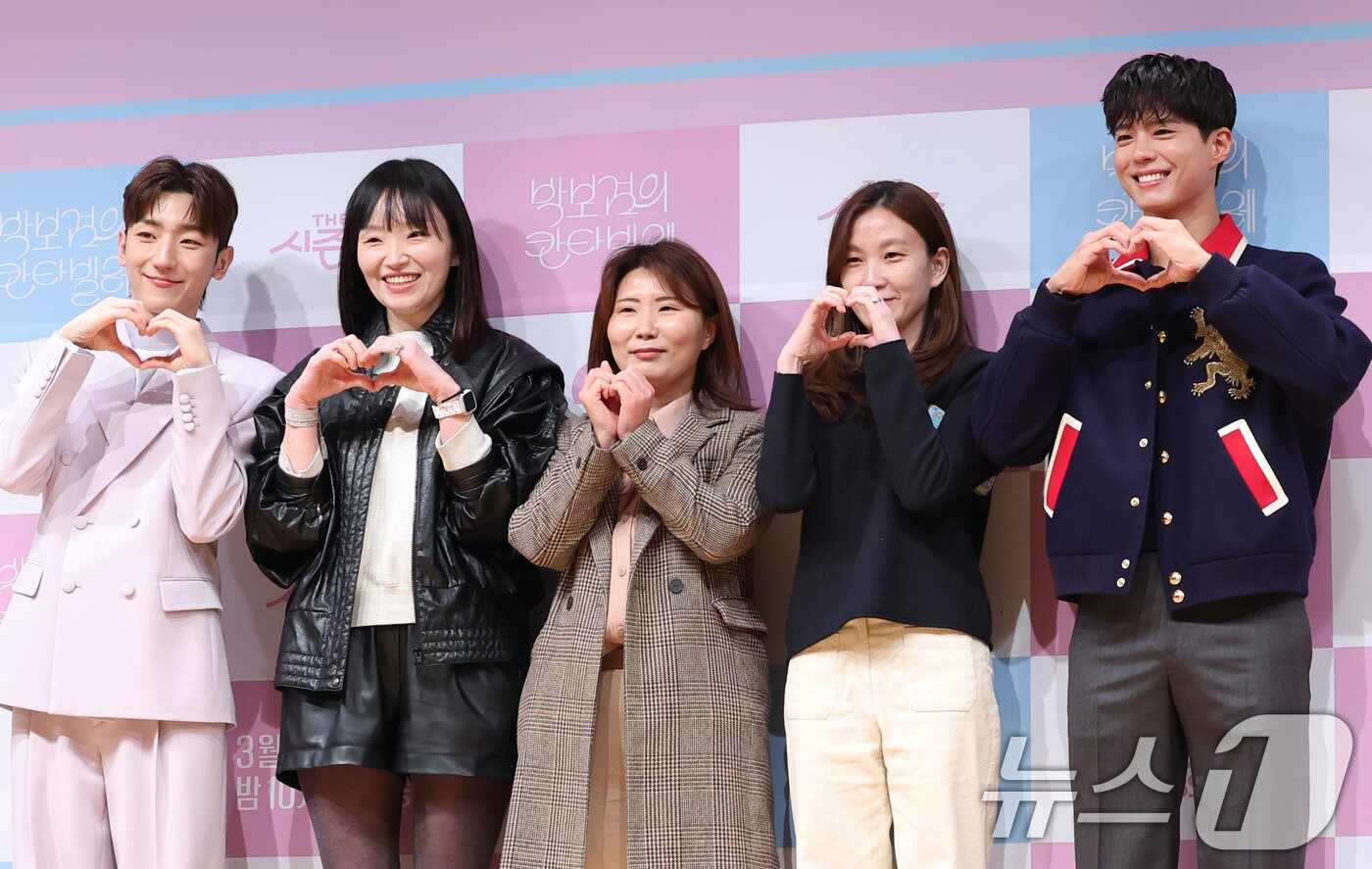 본문 이미지 - 가수 정동환(왼쪽부터)과 최승희 PD, 배우 박보검, 최지나 PD, 손자연 PD가 11일 서울 영등포구 KBS에서 열린 음악 프로그램 '박보검의 칸타빌레-더 시즌즈' 제작발표회에 참석해 포즈를 취하고 있다. 2025.3.11/뉴스1 ⓒ News1 권현진 기자